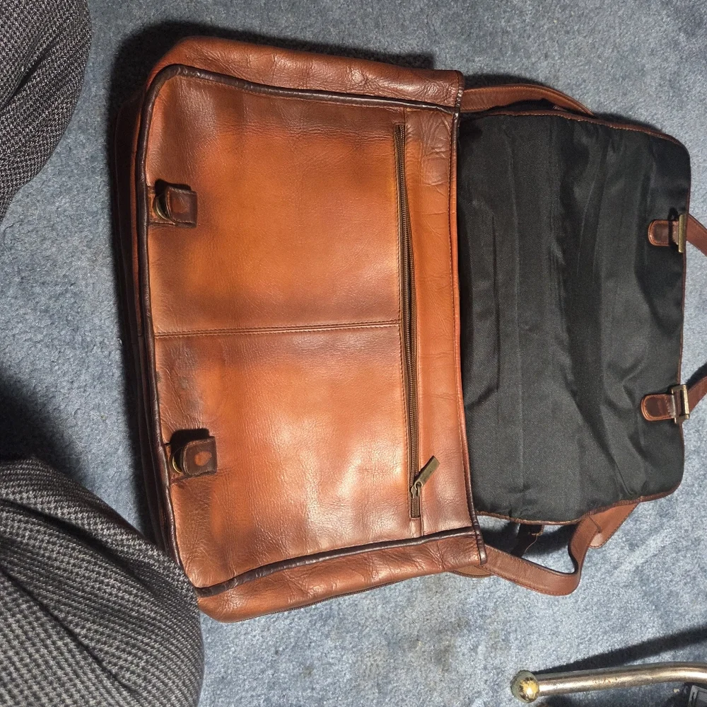 Classic Brown Leather Messenger Bag - Unbranded